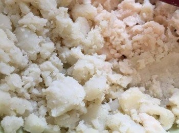 step1: 大火放鹽烚煮馬鈴薯(約15分鐘)， 去皮切件壓成薯蓉；罐頭牛油豆用開水沖洗，壓成豆蓉，兩者混合。 加入牛油溶液、鹽、胡椒粉和香草碎拌勻。