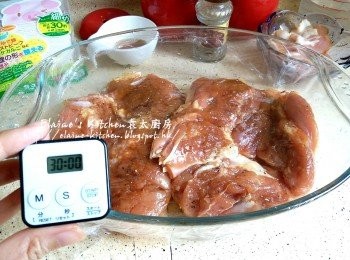 step2: 蓋上保鮮紙靜待30分鐘後反轉醃另一面 , 同樣靜待30分鐘