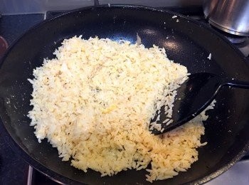 step2: 先炒白飯，加雞蛋同少許鹽調味，炒好後放上焗盤備用。