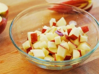 step2: 蘋果切丁，淋上檸檬汁拌勻