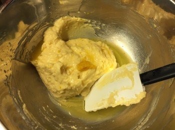 step6: 2/3的麵糊加入2湯匙橙汁和橙皮茸攪勻