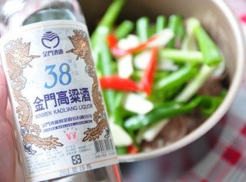 step3: 豪邁的淋上高粱酒入鍋，再放上適量的冷水