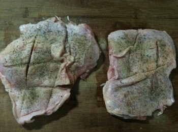 step2: 雞腿肉兩面均灑上義大利香料、黑胡椒、白胡椒和鹽，稍微用手幫肉「馬殺雞」一下（目的是使調味更入味）。