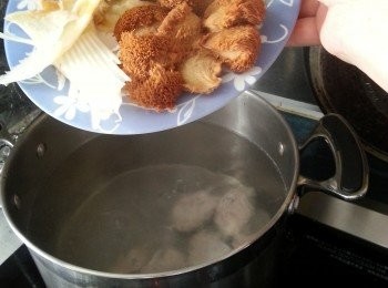 step3: 將水煮滾後加入各項材料大火煮滾,轉小火煮2-3小時