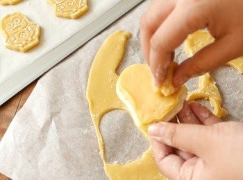 step10: 如曲奇黏在曲奇模上，可以取一小塊麵團來幫忙拉出曲奇。