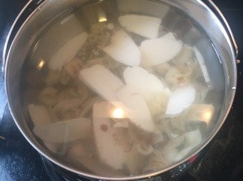 step2: 放水落煲，約有2/3滿，水滾後放材料。