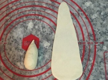 step12: 拿出第一個整型的水滴麵糰,用桿麵棍橄扁,