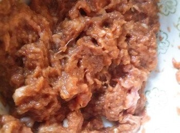 step2: 梅頭豬肉洗淨，刴碎或用攪拌機攪碎；抑或半肥瘦肉碎洗淨，加入<span class="group_2">醃料</span>，醃約30分鐘。