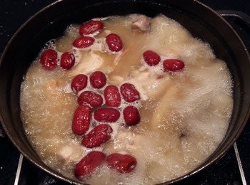 step8: 煮滾約5分鐘後,可將米酒的酒精煮至揮發而保留了美味的酒香。Amy我不太建議大家用"點火"這個方式燃燒鍋裡的酒精至揮發,由於火焰容易燒至抽油煙機(太危險了!)我就曾經發生這樣的情況@@"利用煮滾約3-5分鐘的方式,一樣可揮發酒精...