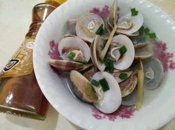 step3: 等待水滾沸後，放入蛤蜊【澎湖野生水產】，再轉至中小火(大火會讓黃金蜆肉變乾、老)，加入少許塩巴，慢慢加溫待蛤蜊【澎湖野生水產】打開後，關火，