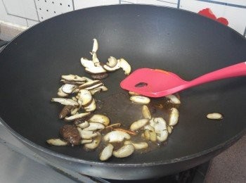 step1: 鮮冬菇切絲， 用小許油炒軟，下1湯匙水, 1.5茶匙生抽及1/2茶匙湯兜炒， 上碟備用