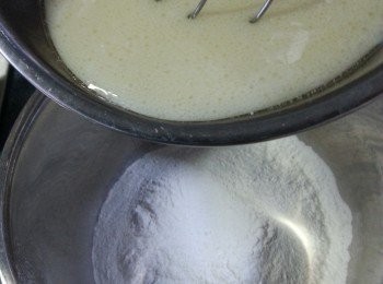 step6: 將拌好的牛奶,倒入粉內,攪勻至無粉粒