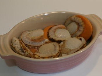 step1: 帆立貝清洗後用少許盬略醃