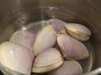 step4: 貴妃蚌用熱水煮到微開口備用。