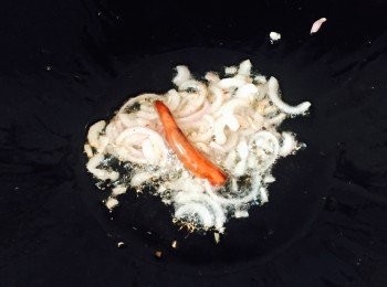 step6: 燒熱油鑊，放入已去椗指天椒用中火泡至變色，然後放入乾葱炒香。