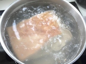 step1: 準備所有材料。先切走豬腩肉最底下硬的部份，然後放在鹽水中煮15分鐘。取出放入冰水中降溫。