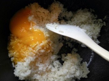 step2: 將兩顆蛋黃打進冷白飯裡拌勻。