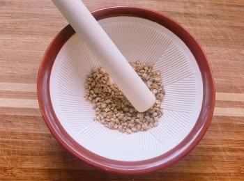 step3: 胡椒磨碎備用