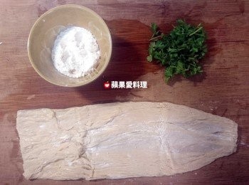 step3: 豆皮攤開，抹上一層薄薄的麵粉。