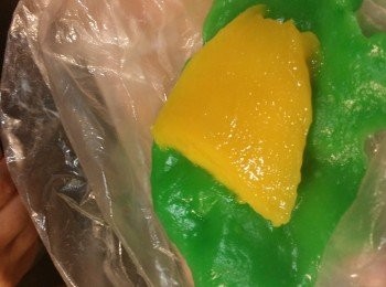 step3: 開鍋大火隔水蒸30分鐘。
此時將另外10g糯米粉在白鍋略烘，拿起放在碗中。
芒果用刀砌成2半，用匙盛起芒果肉，用刀再切成半。