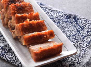 step9: 撥開粗鹽，把表面上的鹽巴清除乾淨，取走鋁箔紙，再放入烤箱以250度烤30分鐘，看到豬皮均勻起泡表示已經很脆，取出放涼，讓豬皮和水份蒸發，吃起來更香脆