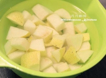 step1: 雪梨起出肉的部份，切細件，用慢磨機磨成汁及渣。