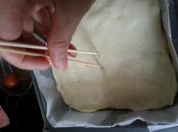 step10: 再用竹籤於四周插上洞