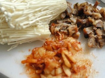 step1: 將<span class="group_2">調味料</span>拌勻備用，將叉燒，泡菜切小塊，洗淨金菇