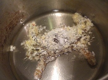 step7: 因唔想用太多油, 所以每次只炸一隻。