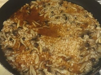 step2: 接著倒入水、醬油慢慢煮
這個步驟會花費比較久的時間
要邊煮邊試米飯的熟度
水燒乾若米飯還是偏硬，就要加水繼續煮
過程約8-10分鐘左右