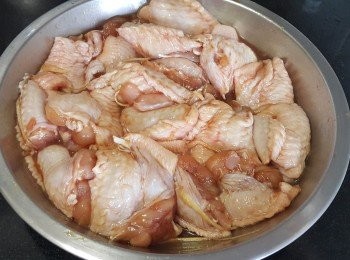 step2: 用黃酒，雞粉，麻油，薑絲醃 2 小時備用
