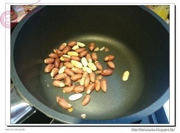 step1: 花生白鑊炒香, 放入密實袋壓碎。白芝麻白鑊炒香。薑切片, 拍扁。