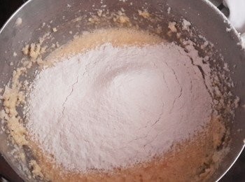 step3: 逐次下一隻蛋拌勻，篩入麵粉及泡打粉拌勻