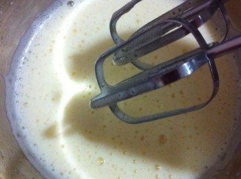 step2: 利用打蛋器從低速開始到高速的打，約5分鐘至發泡。