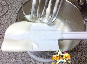 step2: 1 牛奶+油倒入一容器備用，全蛋加糖打至泛白黏稠狀（用刮刀沾一些蛋糊，從中心劃一條線不會馬上合起來或沾一點蛋糊劃8不會馬上消失）加入過篩的低粉拌勻，挖一些蛋糊到牛奶+油的容器裡伴勻（這樣才會和蛋糊的比重一樣，較好拌勻）然後兩種蛋糊再加在一起拌勻