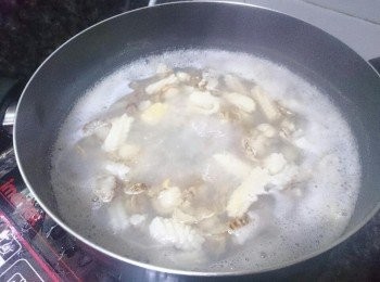 step1: 先準備一下材料,  界花魷魚及帆立貝先鹽水解凍及用酒汆水減低雪味。煮一大煲滾水, 水滾後放界花魷魚及帆立貝煮至熟透。