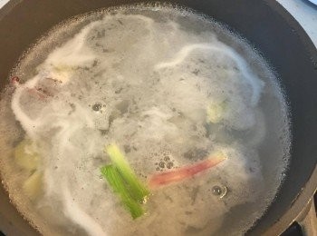 step2: 水滾後，即放入魷魚烚30秒左右，即撈出放入碗中