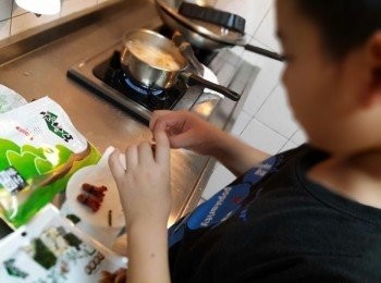 step2: 將熱狗對切半後,於3分之1的地方對切4刀成8小條 熱油後將熱狗放下油炸,遇高溫自然呈現開花狀~猶如章魚的腳喔~~