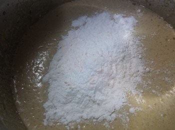 step2: 篩入自發粉及吉士粉拌勻。