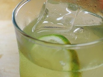 step5: 加入冰塊與開水，就可以沖杯清涼消暑的飲料囉!!!!