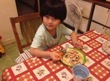 step5: 如果他自己有參與的烹飪，他就會吃光光 所以這次也非常快速的吃光光喔^^