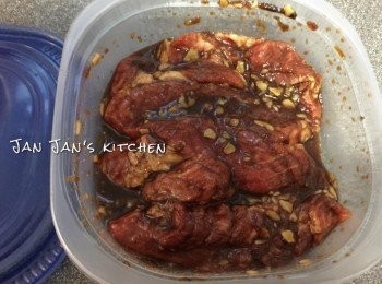 step2: 加醃料醃過夜。使用前取出撥開蒜蓉，將剩餘醃汁隔渣備用。