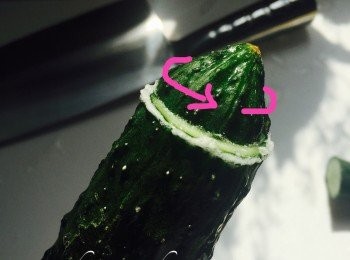 step1: 黄瓜洗淨後將兩頭切去。切下的瓜頭與黄瓜本身互相磨擦一下，擦出泡沫來就好，然後用飲用水將泡沫沖走。