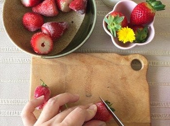 step1: 先切走冷藏士多啤梨的頂部