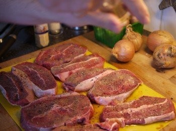 step1: 牛肉清洗之後以胡椒、鹽巴以雙面按摩方式調和入味。