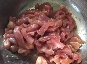 step2: 將肉切絲略醃10分鐘
