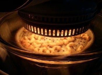 step4: 腰果洗淨後,用光波爐高架,用180度先波5分鐘,開蓋炒一炒腰果再波6-7分鐘待涼
(如用焗爐可預熱200度焗約15分鐘,目測)