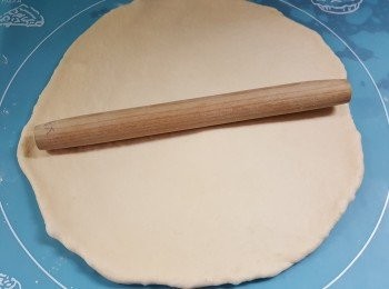 step6: 將麵糰用麵棍碌平排氣