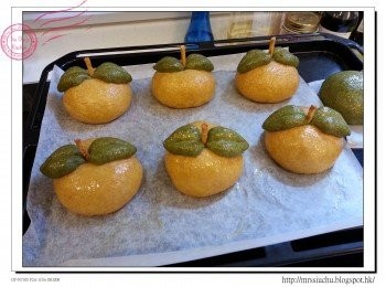 step9: 發酵完成後, 用膠括在菠菜麵團中間壓出凹紋。塗上蛋液, 把百力枝插在中間。