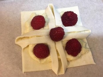 step6: 跟住在上下、左右、中間位置各放上一粒紅莓